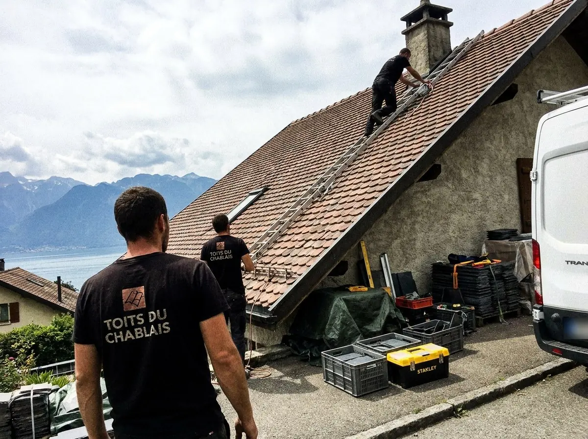 Couvreurs des Toits du Chablais sur une toiture en tuiles près de Draillant, lac Léman et montagnes en arrière-plan