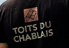 Dos d'un couvreur des Toits du Chablais, t-shirt noir au logo de l'entreprise